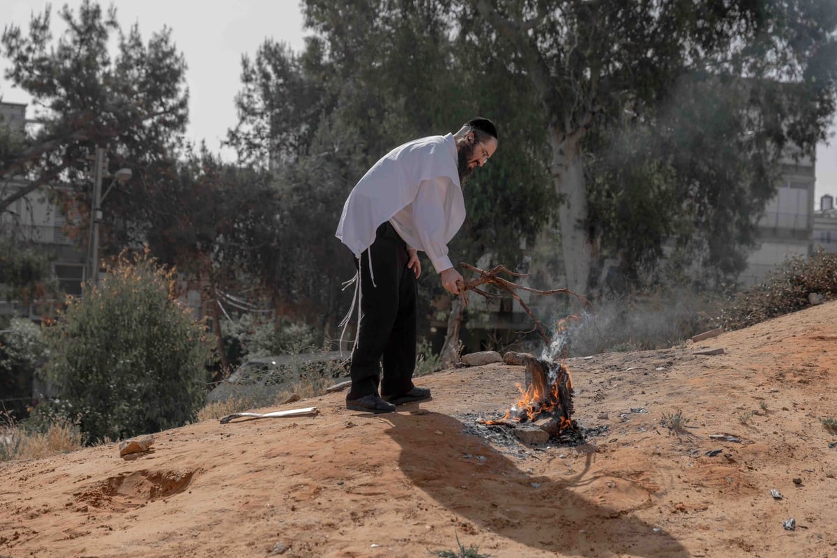 כך שרפו את שאריות החמץ ברחובות עיר התורה והחסידות