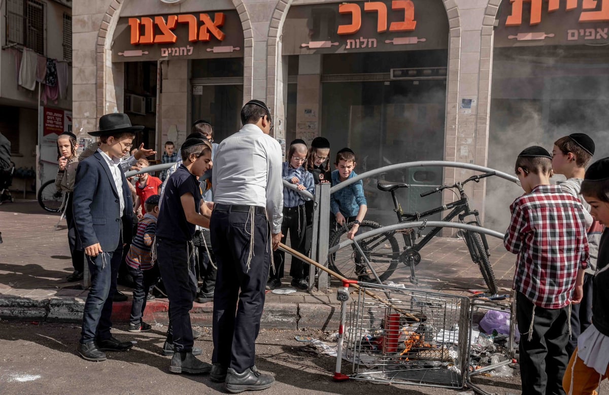 כך שרפו את שאריות החמץ ברחובות עיר התורה והחסידות