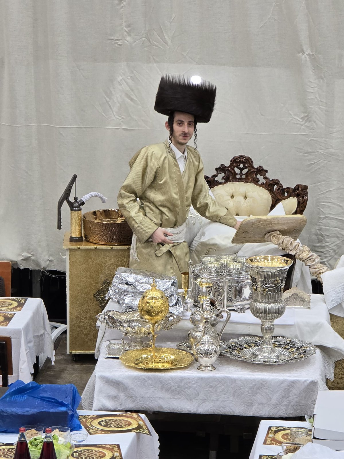 שולחן ליל הסדר של האדמו"ר מתולדות אברהם יצחק