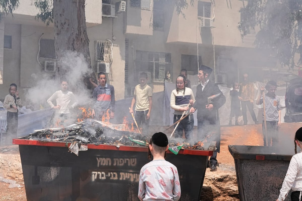 האדמו"ר ממודזיץ בשריפת חמץ