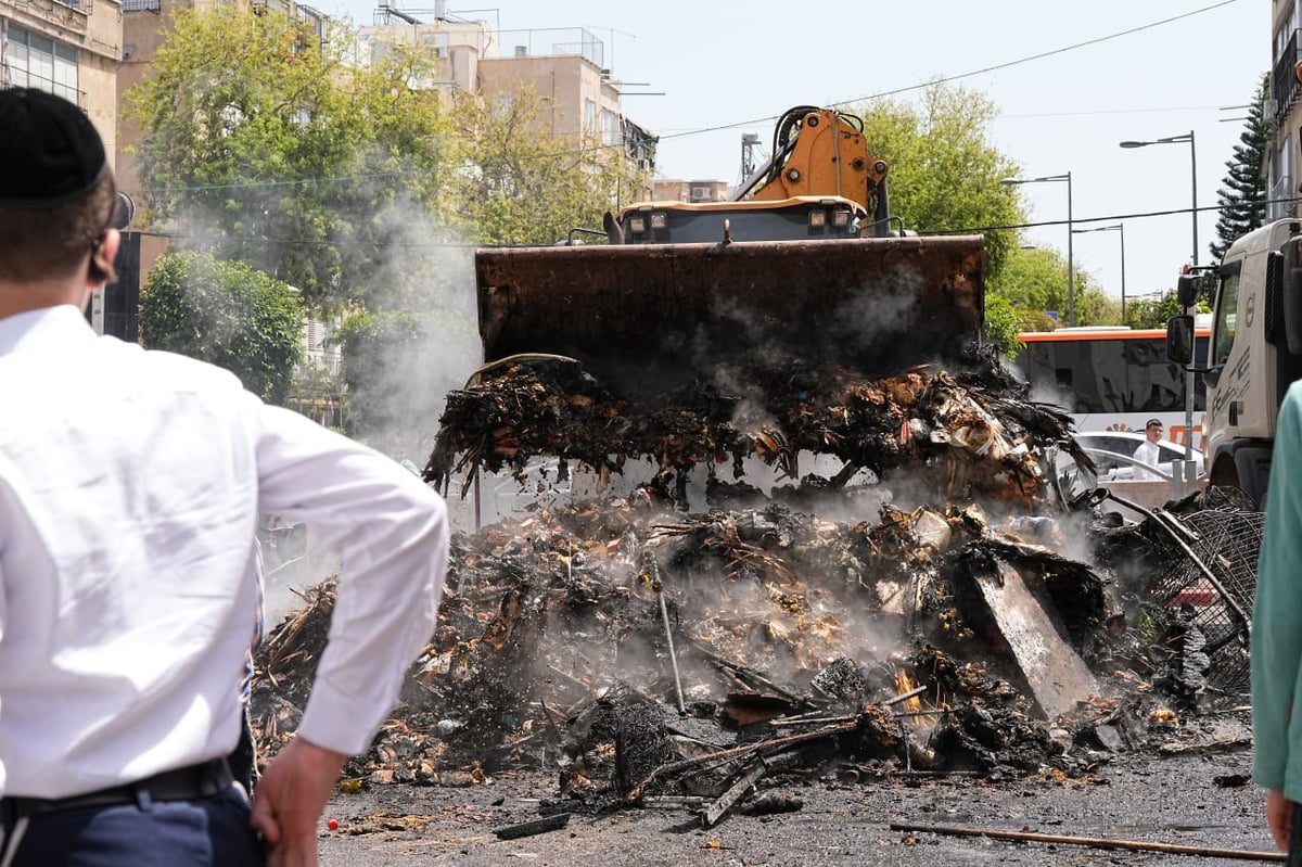 האדמו"ר ממודזיץ בשריפת חמץ