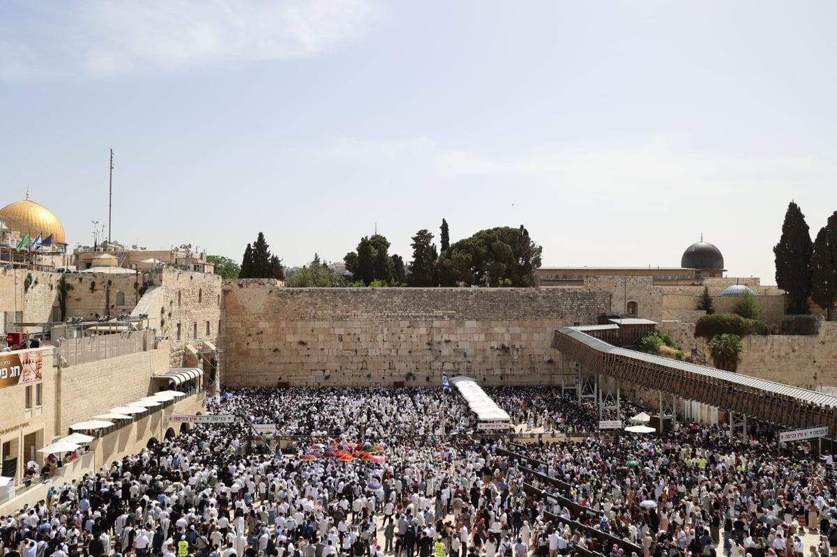 "בנה ביתך כבתחילה" | רבבות עלו לרגל וגדשו את רחבת הכותל