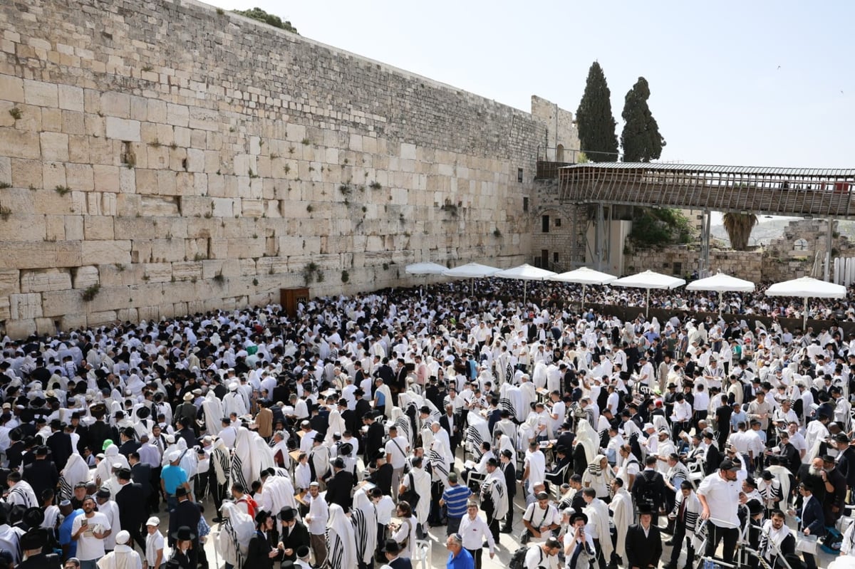 "בנה ביתך כבתחילה" | רבבות עלו לרגל וגדשו את רחבת הכותל