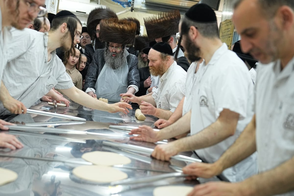 הגה"צ ראש ישיבת סאטמאר באפיית המצות