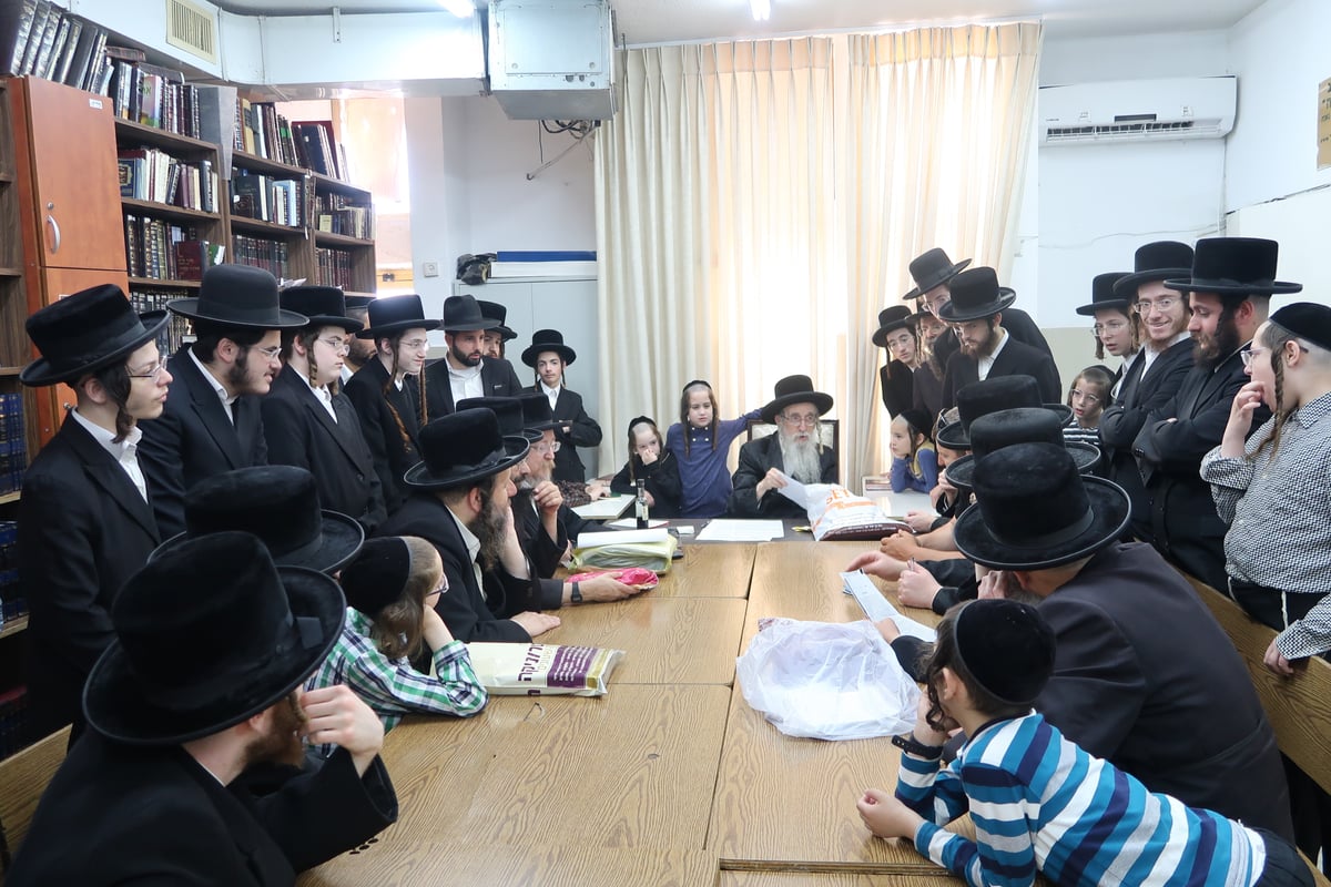 מראות ערב חג פסח בחצה"ק מעליץ