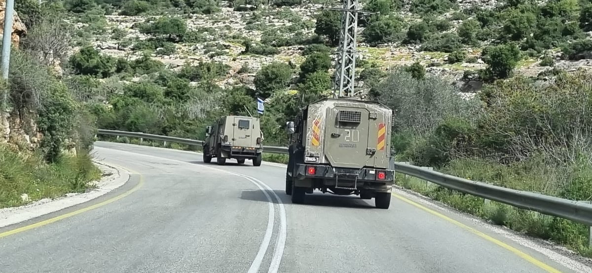 בדרך אל החופש. הרכבים של צה"ל יוצאים מהכפר אל נקודת המפגש