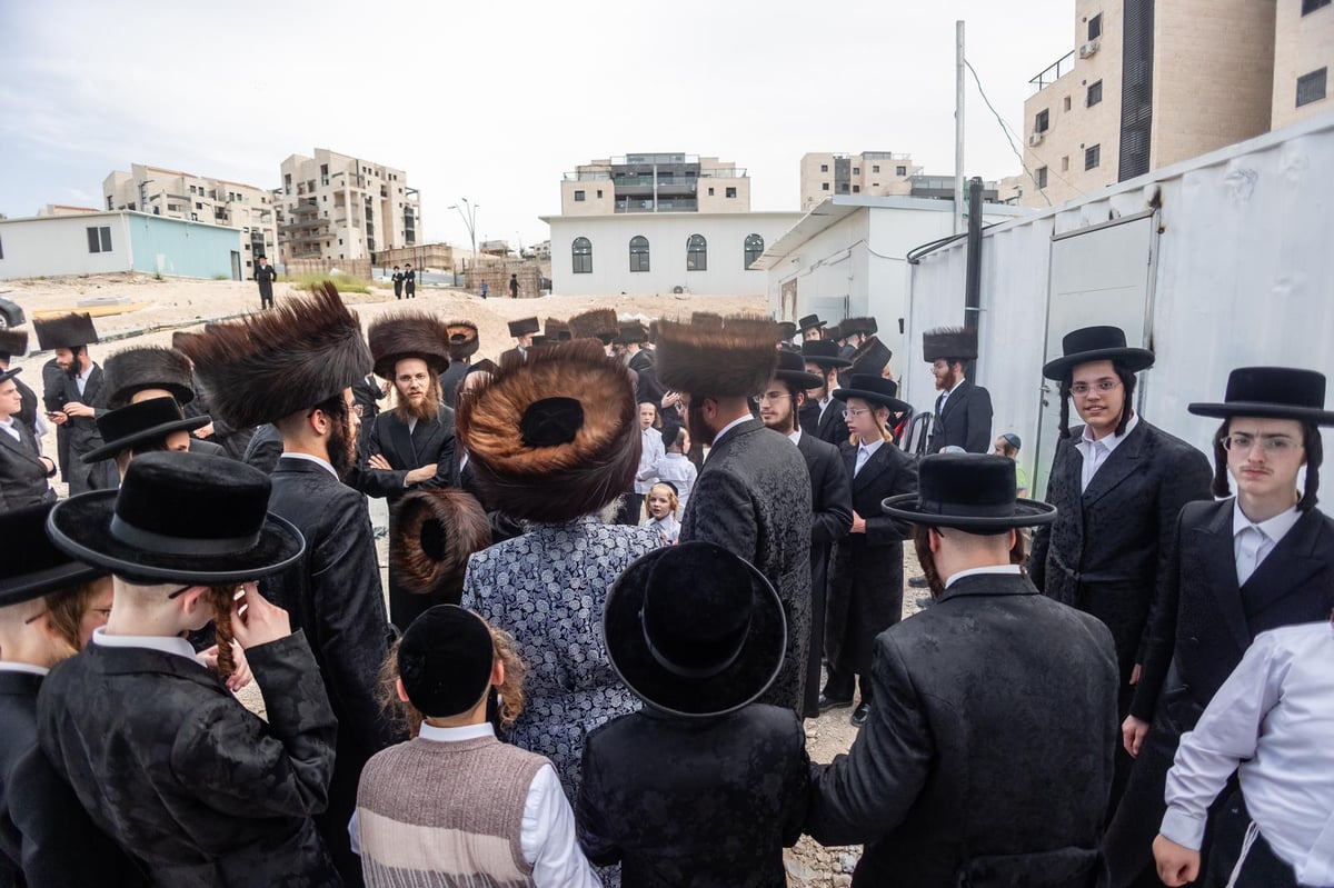 הגה"צ ראש ישיבת סאטמאר בחנוכת בית המדרש בבי"ש