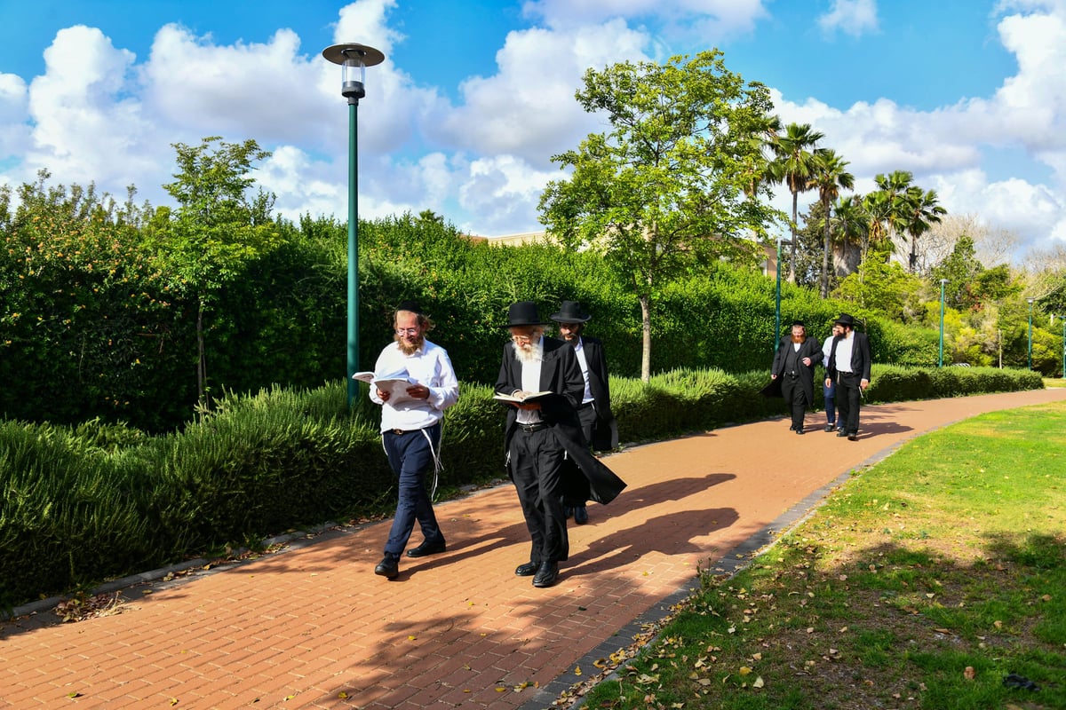 הגר"ש גלאי במנוחה בקיסריה