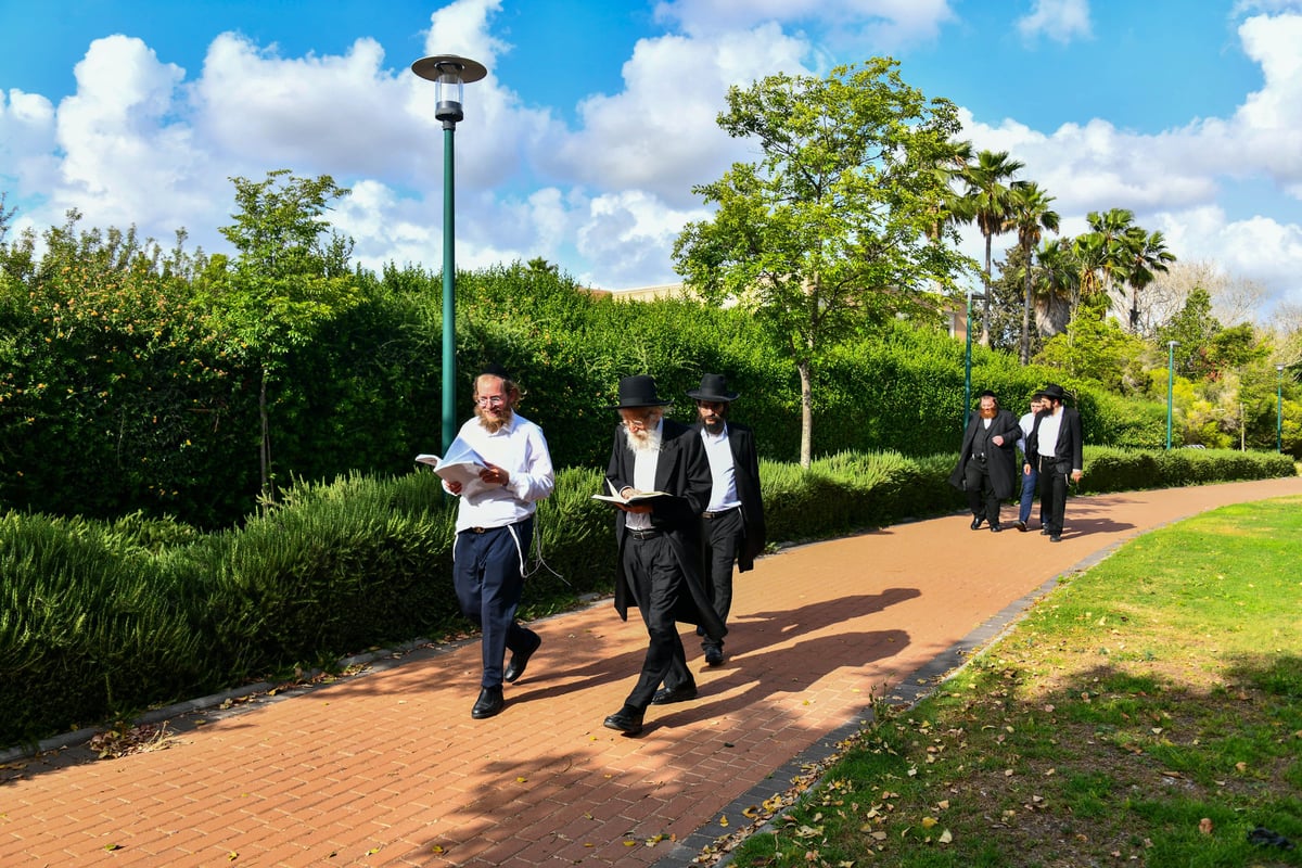 הגר"ש גלאי במנוחה בקיסריה