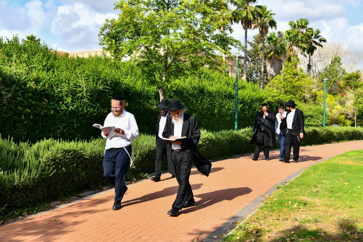 הגר"ש גלאי במנוחה בקיסריה