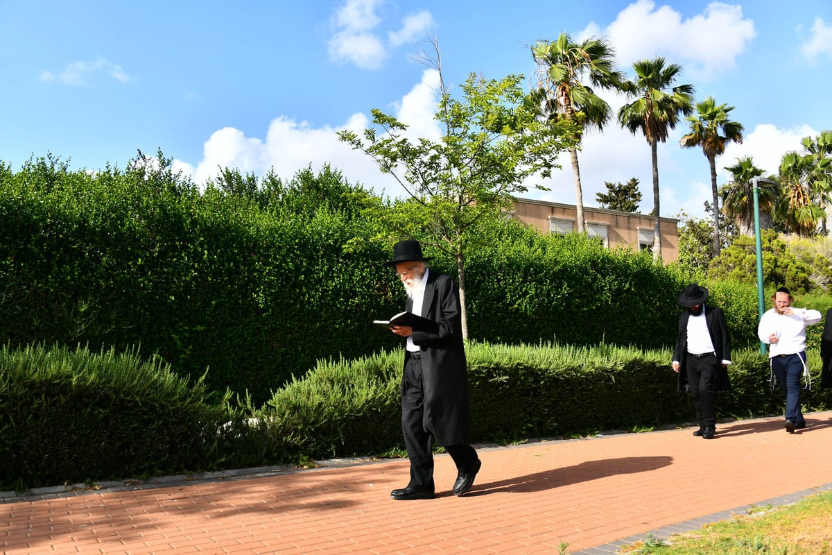 הגר"ש גלאי במנוחה בקיסריה