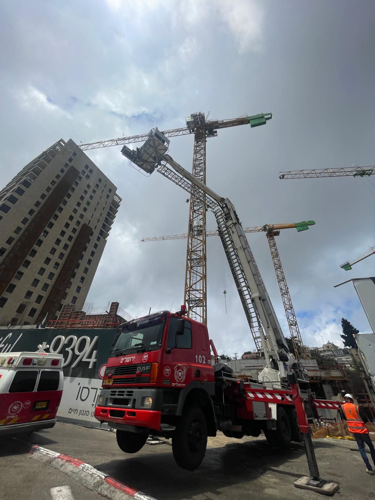 החילוץ מהעגורן ברחוב יעקב טהון בירושלים