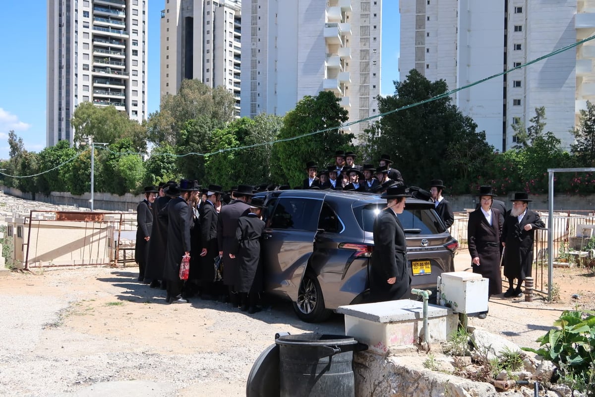 האדמו"ר מתולדות אברהם יצחק בבית החיים בב"ב