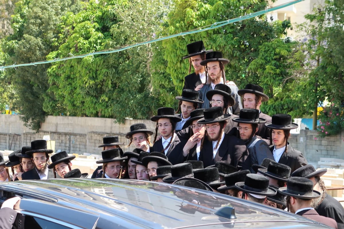 האדמו"ר מתולדות אברהם יצחק בבית החיים בב"ב