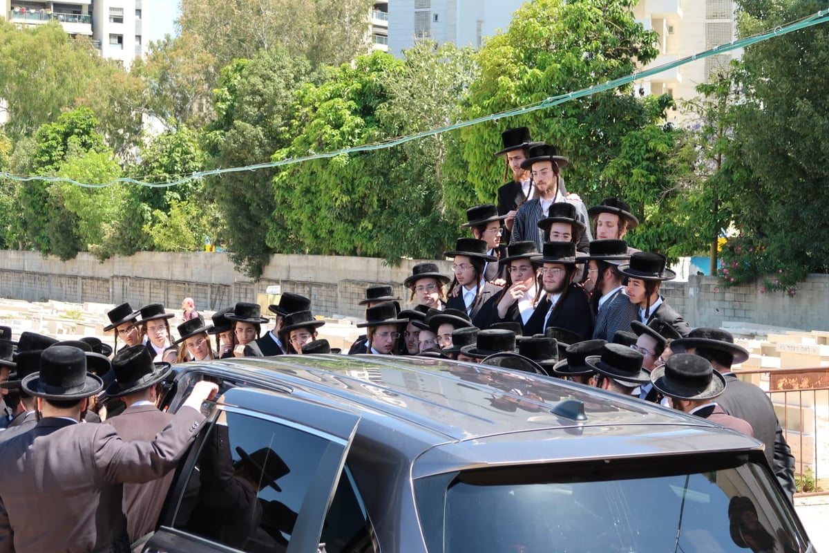 האדמו"ר מתולדות אברהם יצחק בבית החיים בב"ב