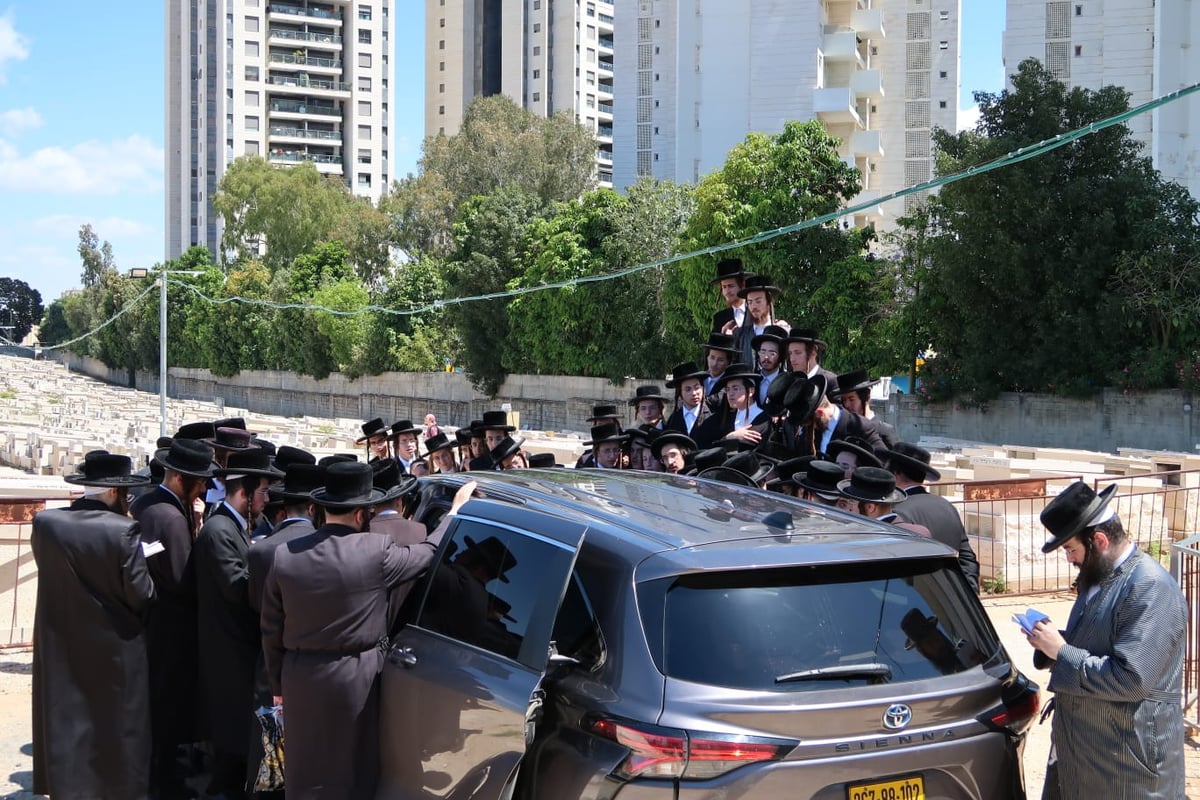 האדמו"ר מתולדות אברהם יצחק בבית החיים בב"ב