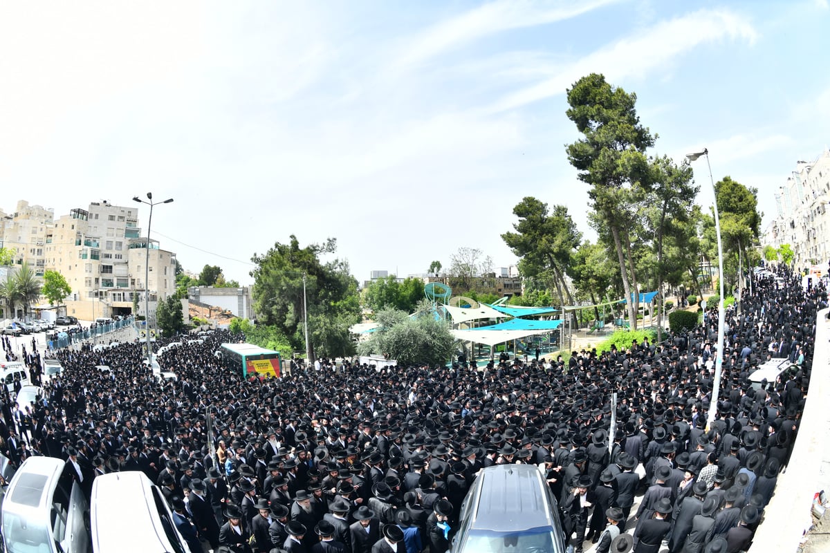  מסע הלווית האדמו"ר מביאלה זצוק"ל