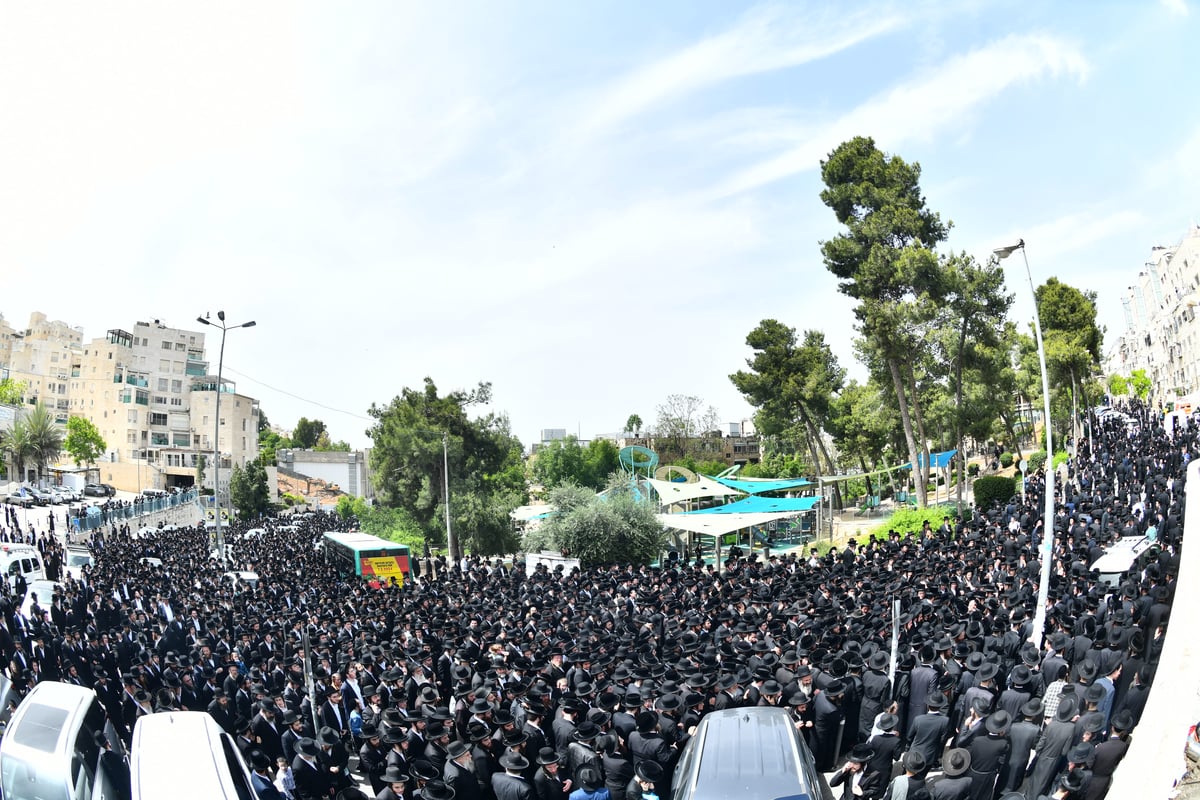  מסע הלווית האדמו"ר מביאלה זצוק"ל