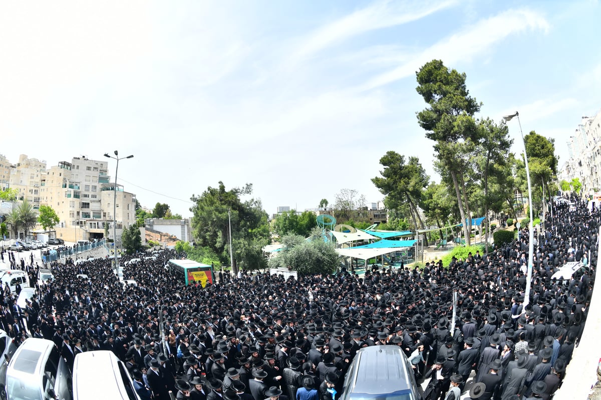  מסע הלווית האדמו"ר מביאלה זצוק"ל