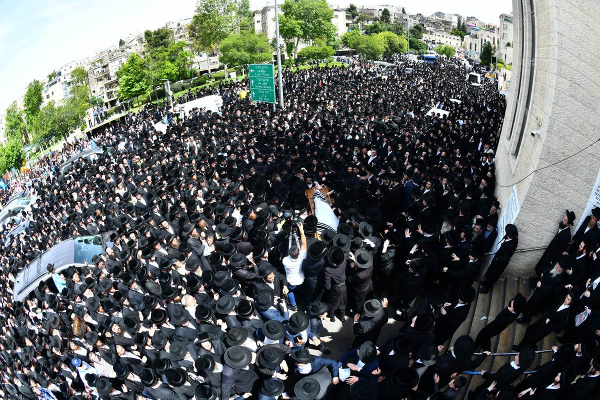  מסע הלווית האדמו"ר מביאלה זצוק"ל