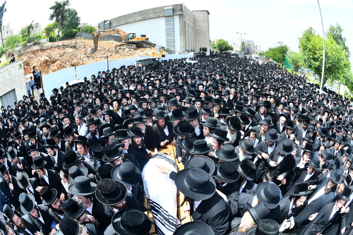  מסע הלווית האדמו"ר מביאלה זצוק"ל