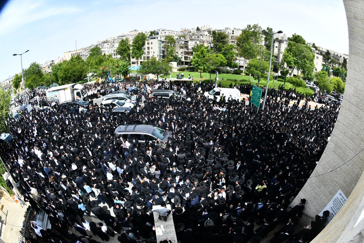  מסע הלווית האדמו"ר מביאלה זצוק"ל