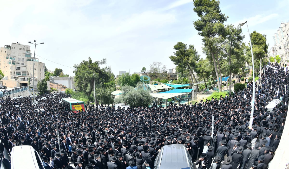  מסע הלווית האדמו"ר מביאלה זצוק"ל