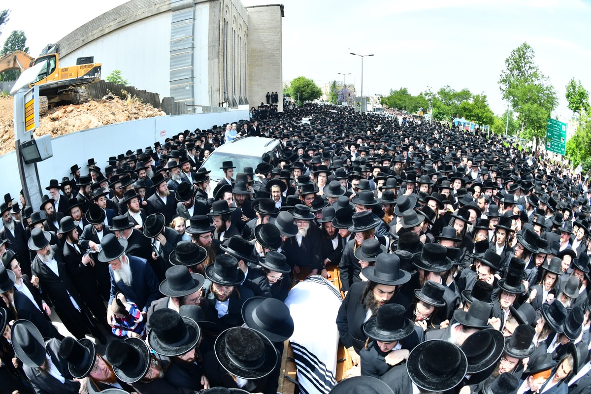  מסע הלווית האדמו"ר מביאלה זצוק"ל