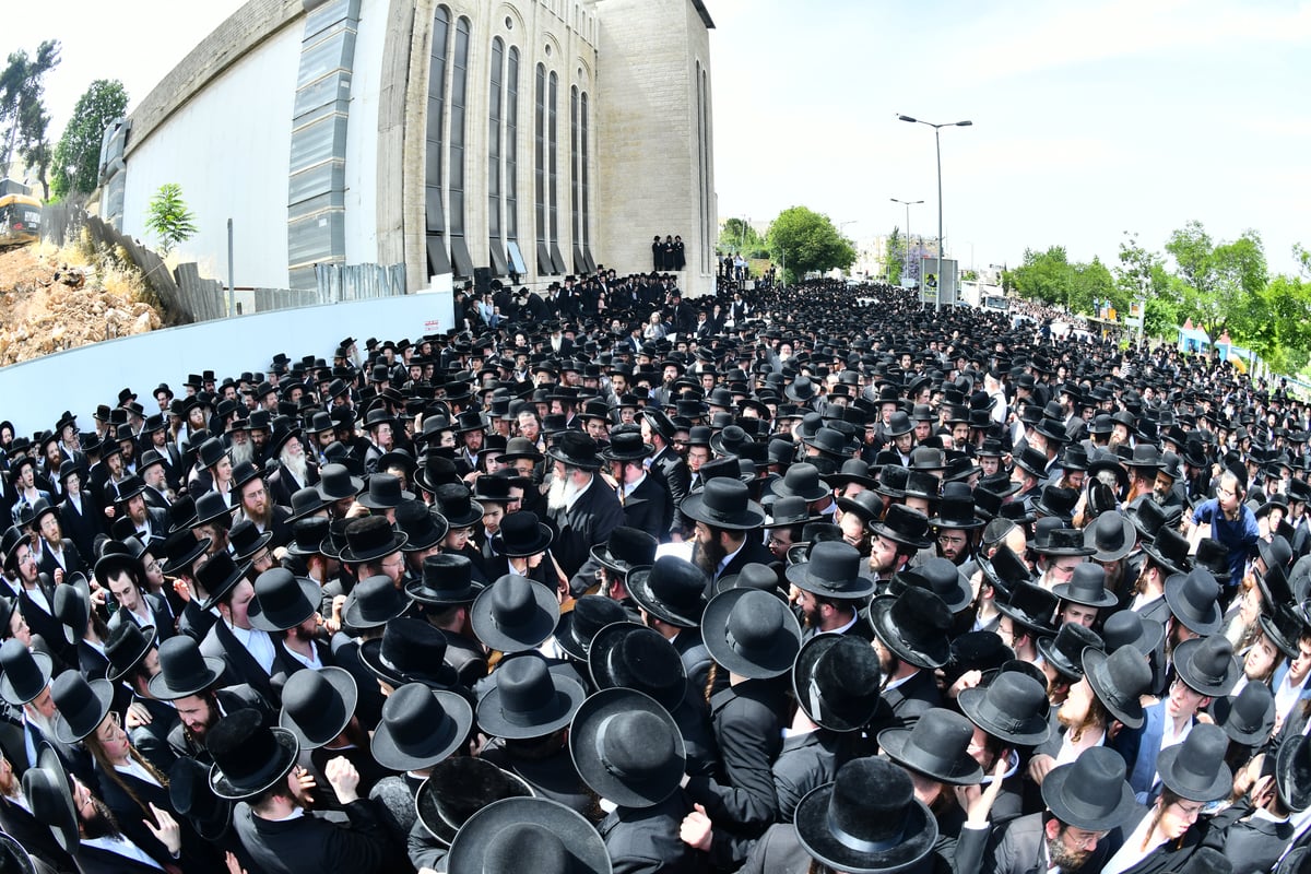  מסע הלווית האדמו"ר מביאלה זצוק"ל