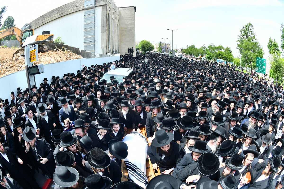  מסע הלווית האדמו"ר מביאלה זצוק"ל