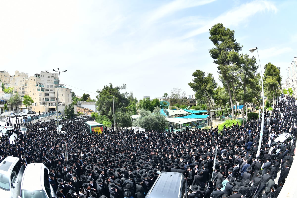  מסע הלווית האדמו"ר מביאלה זצוק"ל