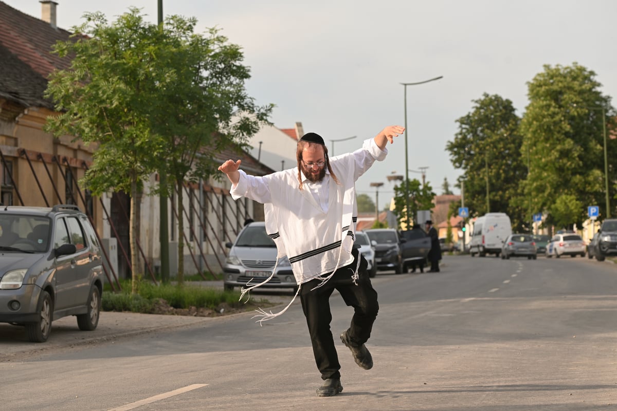 מראות ההילולה בקרעסטיר