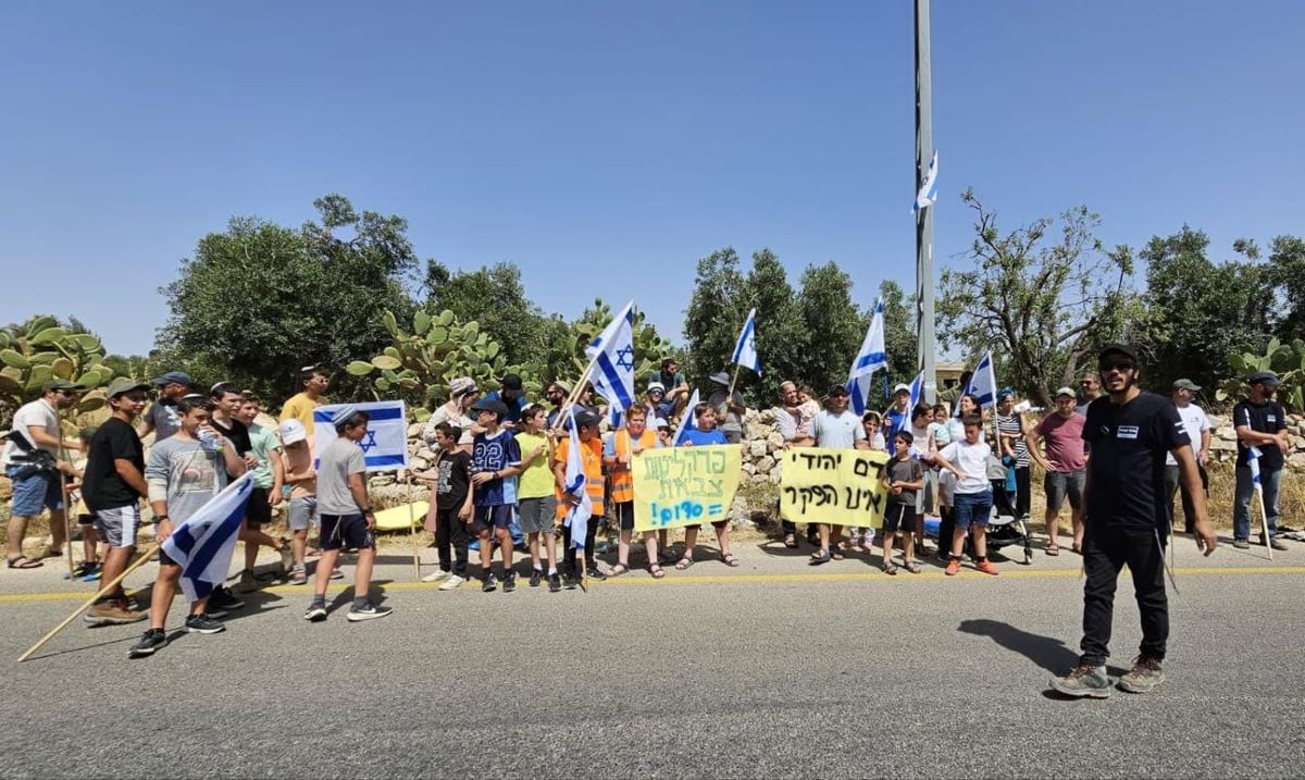 מבצעי הלינץ' שוחררו; עשרות תושבים הפגינו בכניסה לכפר