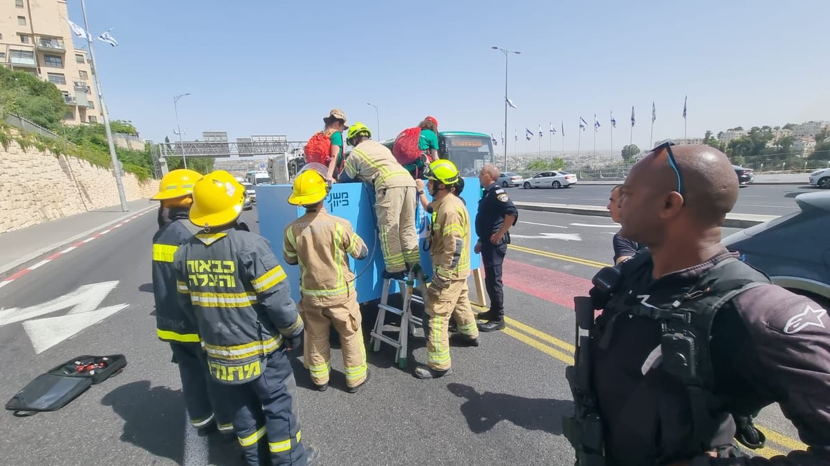 מפגינים הציבו קלפי בכביש הראשי בכניסה לירושלים; 3 מפגינים נעצרו