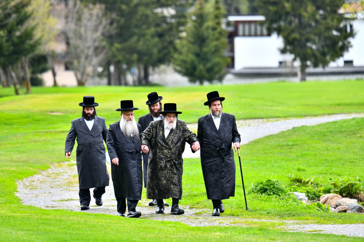 האדמו"ר מויז'ניץ בנאות דשא בשווייץ