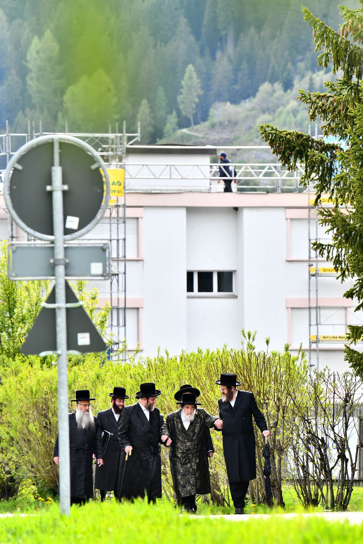 האדמו"ר מויז'ניץ בנאות דשא בשווייץ