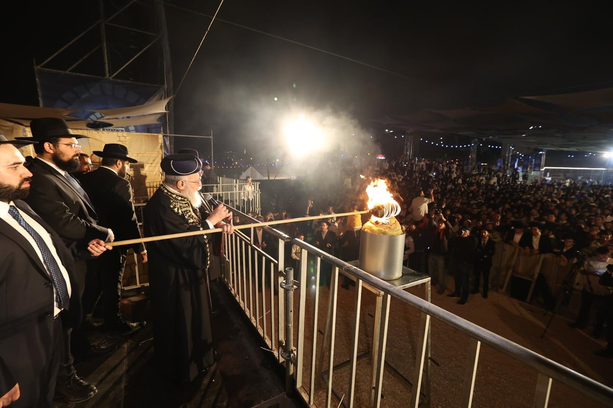 ההדלקה המרכזית בראשות הראש"ל הגאון רבי יצחק יוסף ב'חצר ההילולא' בסמוך לציון שמעון הצדיק בירושלים