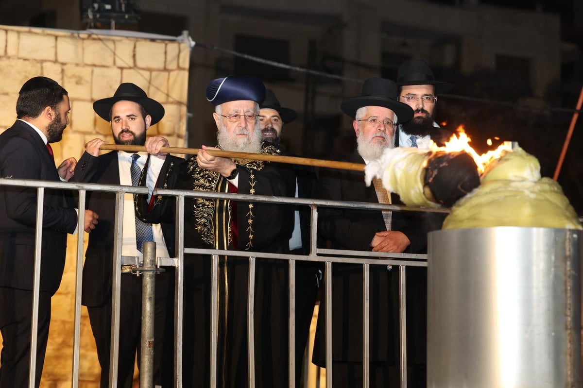 ההדלקה המרכזית בראשות הראש"ל הגאון רבי יצחק יוסף ב'חצר ההילולא' בסמוך לציון שמעון הצדיק בירושלים