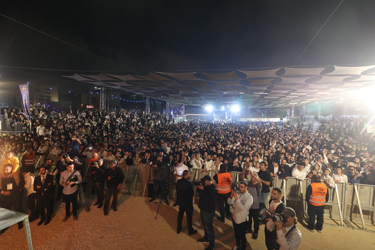 ההדלקה המרכזית בראשות הראש"ל הגאון רבי יצחק יוסף ב'חצר ההילולא' בסמוך לציון שמעון הצדיק בירושלים