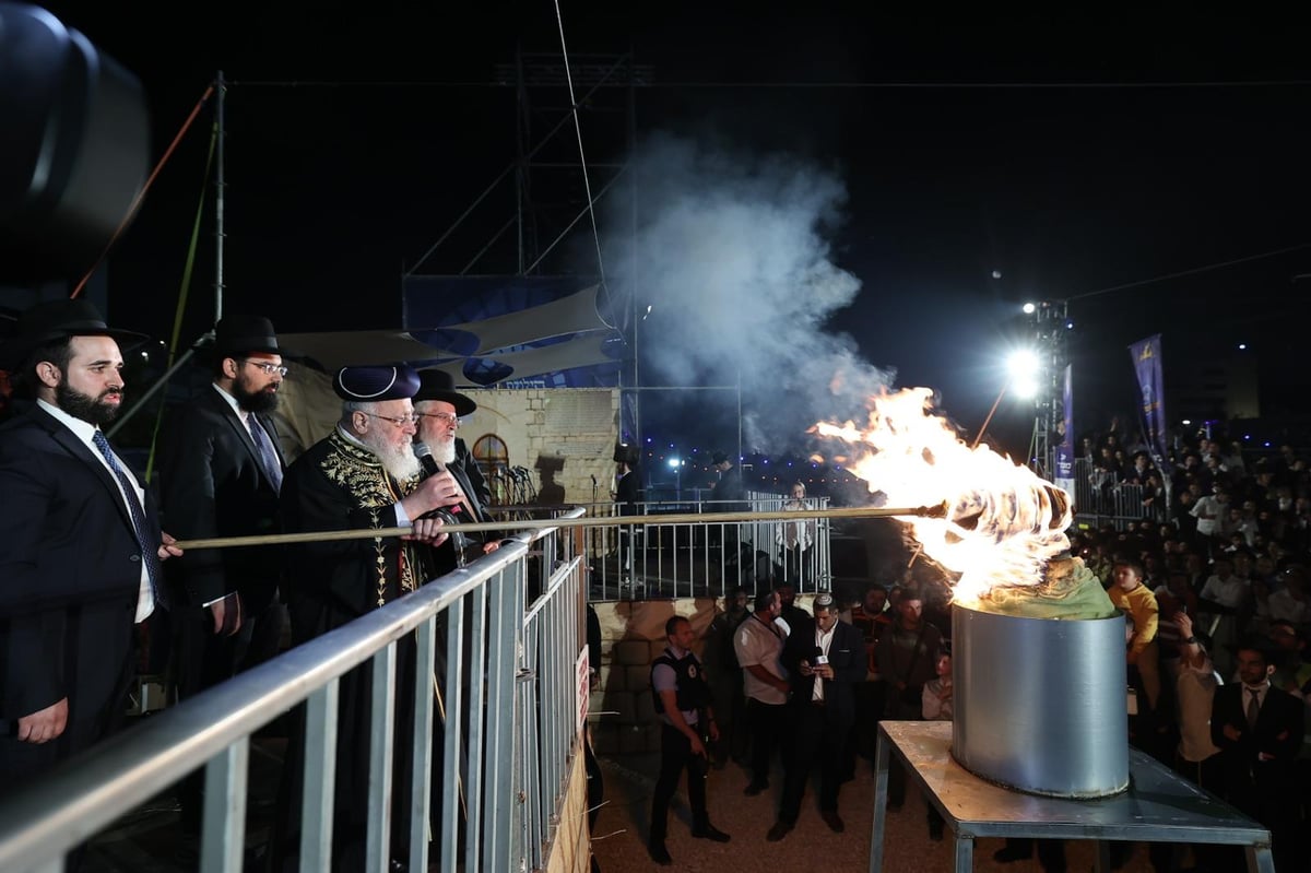 ההדלקה המרכזית בראשות הראש"ל הגאון רבי יצחק יוסף ב'חצר ההילולא' בסמוך לציון שמעון הצדיק בירושלים