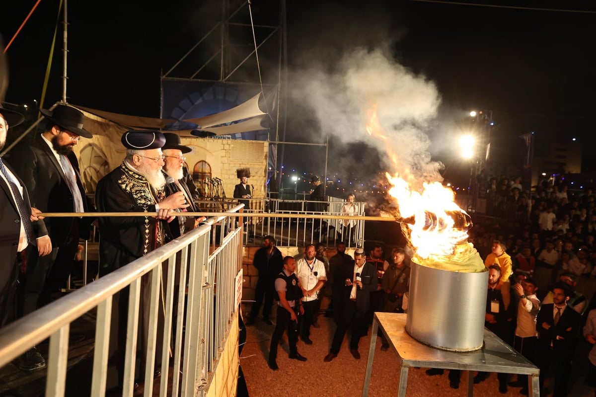 ההדלקה המרכזית בראשות הראש"ל הגאון רבי יצחק יוסף ב'חצר ההילולא' בסמוך לציון שמעון הצדיק בירושלים