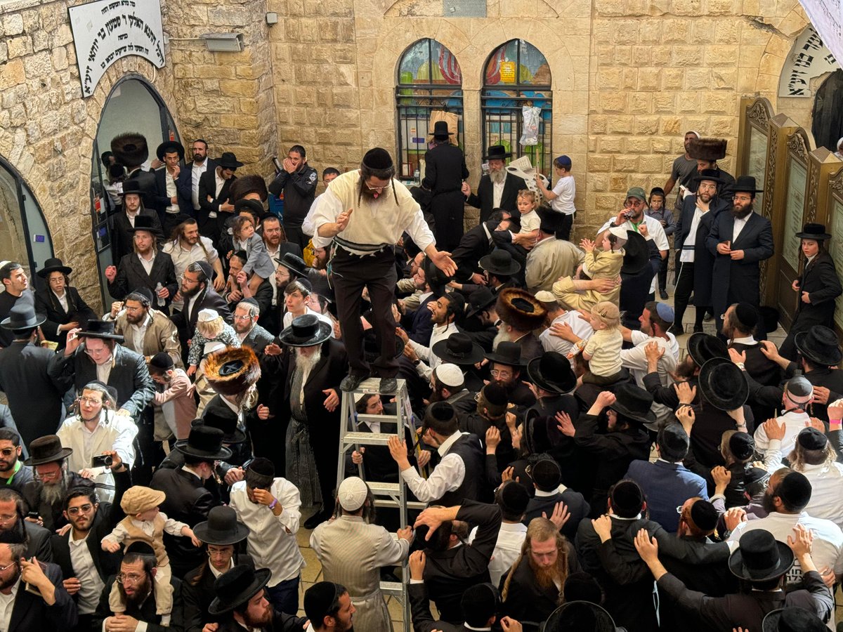 בחוץ ההר סגור; בפנים בציון מאות רוקדים | תיעוד ממירון