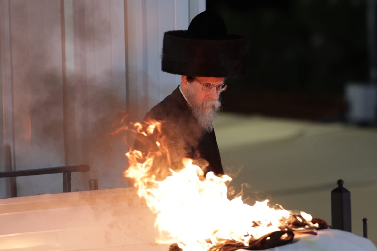 הדלקת האדמו"ר מבאיאן על גג ציון רשב"י במירון