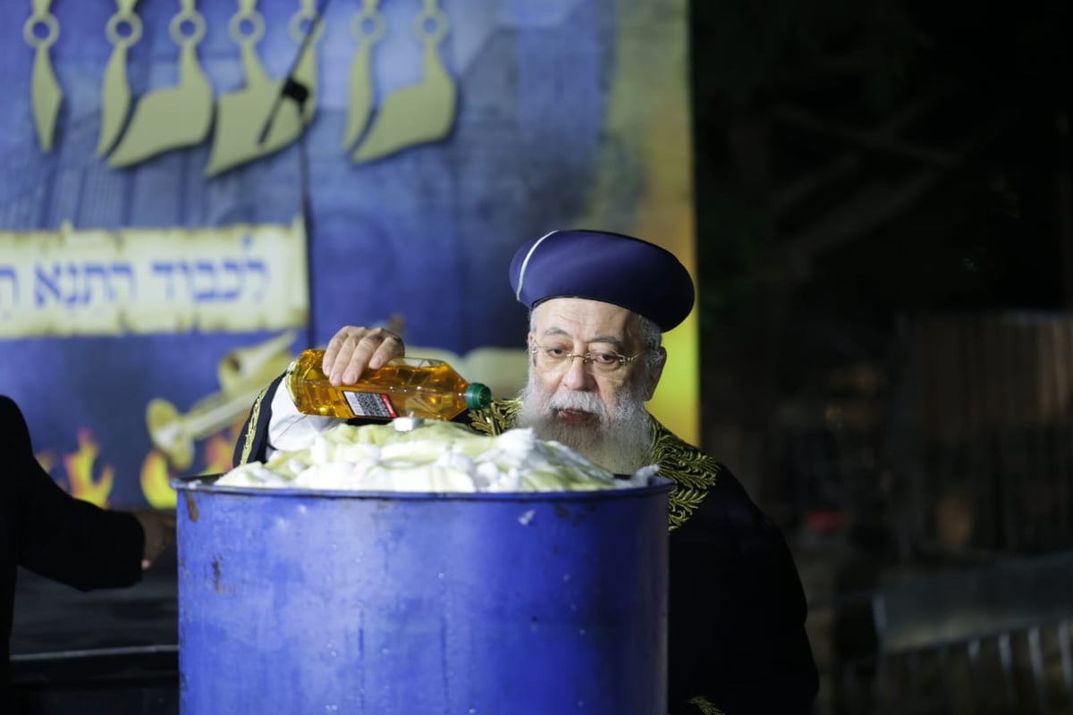 הדלקת הראשל"צ רבה של ירושלים הגאון רבי שלמה משה עמאר בסמוך לציון רשב"י במירון