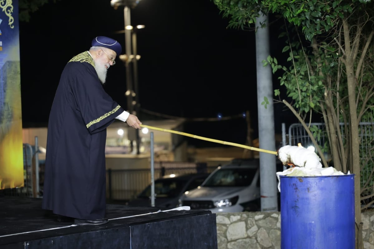 הדלקת הראשל"צ רבה של ירושלים הגאון רבי שלמה משה עמאר בסמוך לציון רשב"י במירון