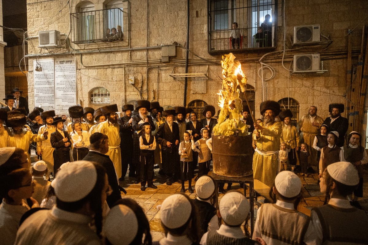 גלריה מרהיבה מסמטאותיה של מאה שערים בליל ל"ג בעומר 