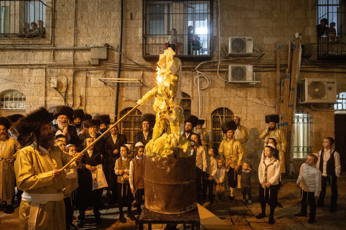 גלריה מרהיבה מסמטאותיה של מאה שערים בליל ל"ג בעומר 