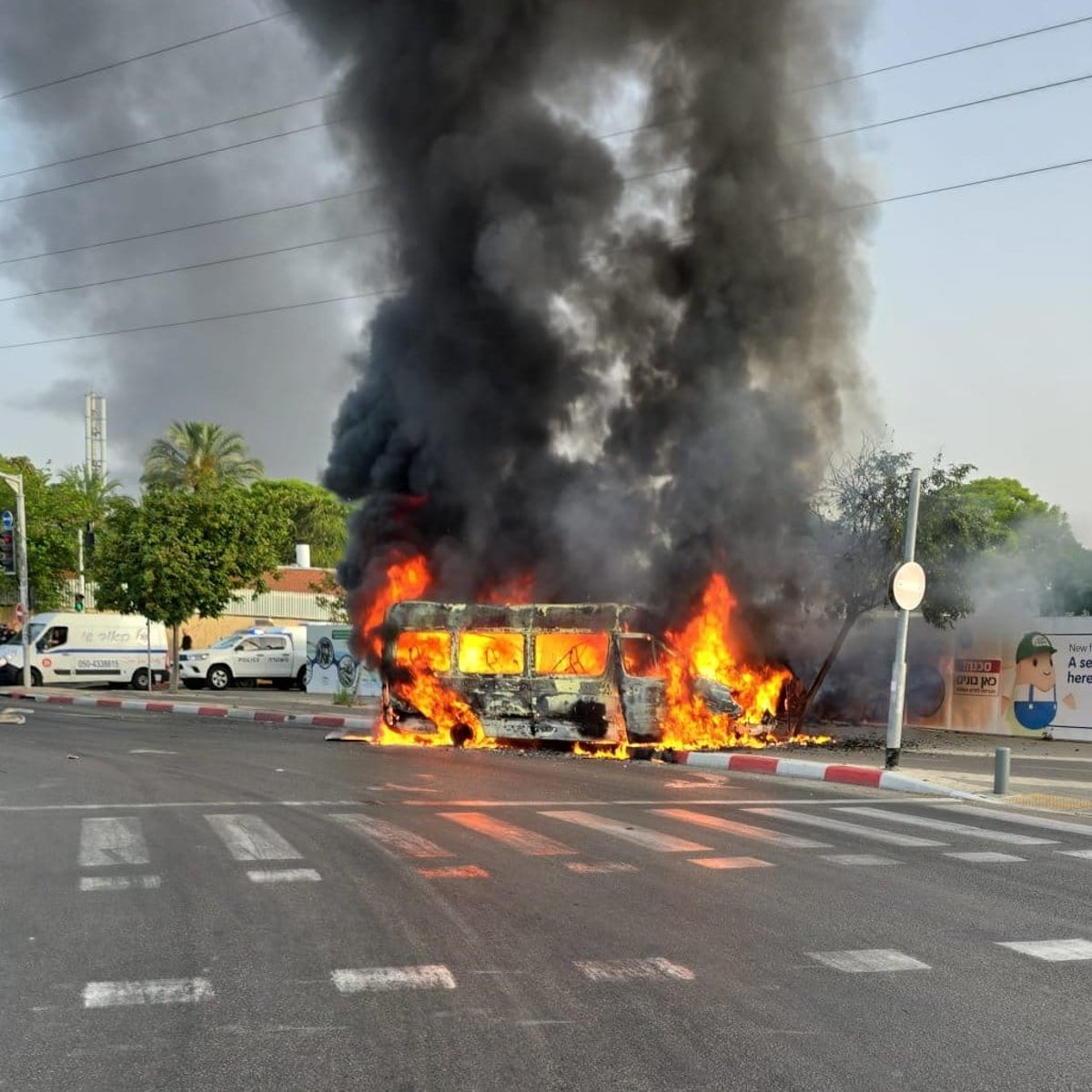 פיצוץ אדיר ליד חולון: מטען נצמד למיניבוס, הנהג נפצע קשה