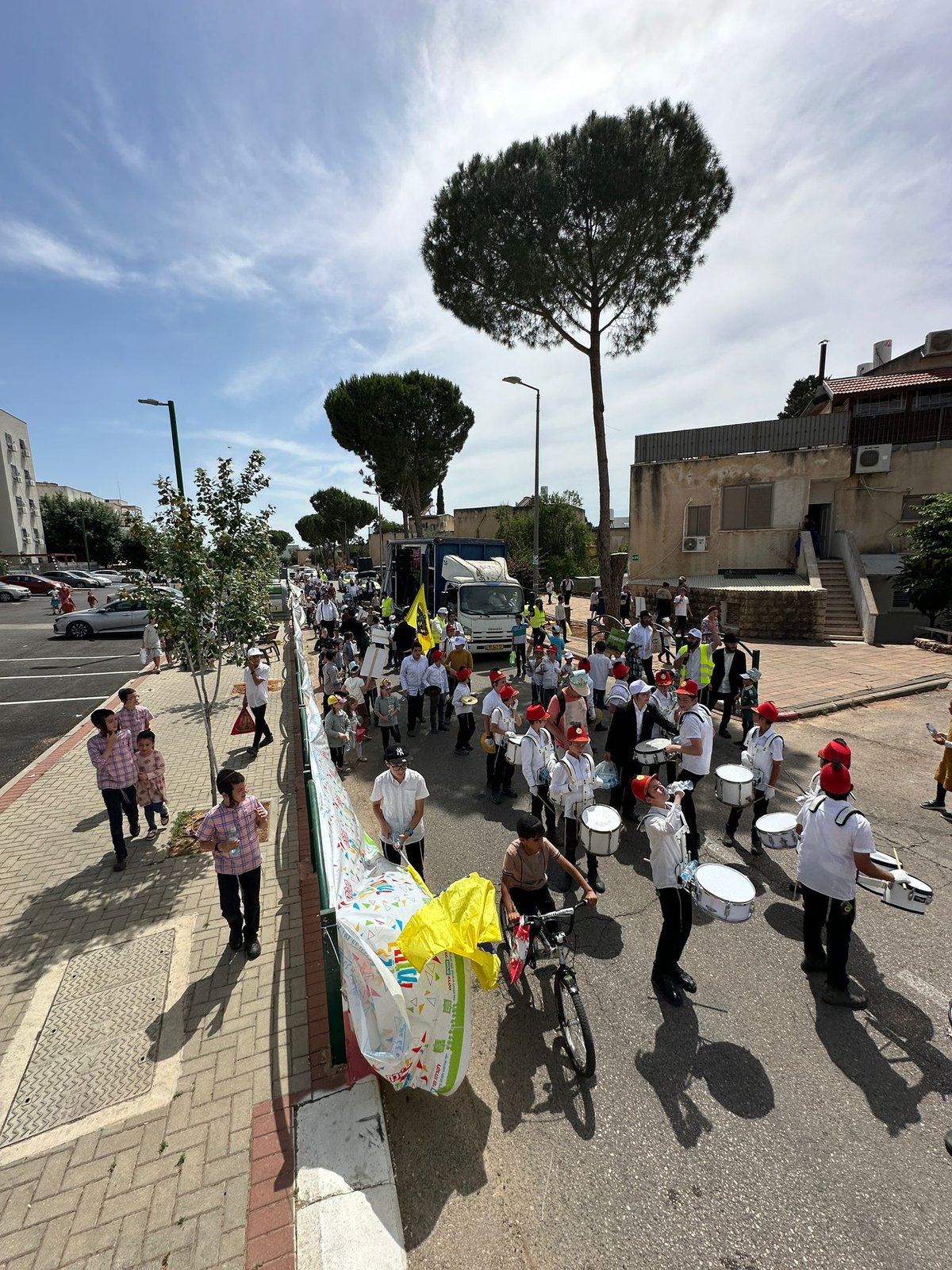 כינוס של מאות ילדים והדלקות ציבוריות; רצף מדליק של אירועי ל"ג בעומר בעמנואל