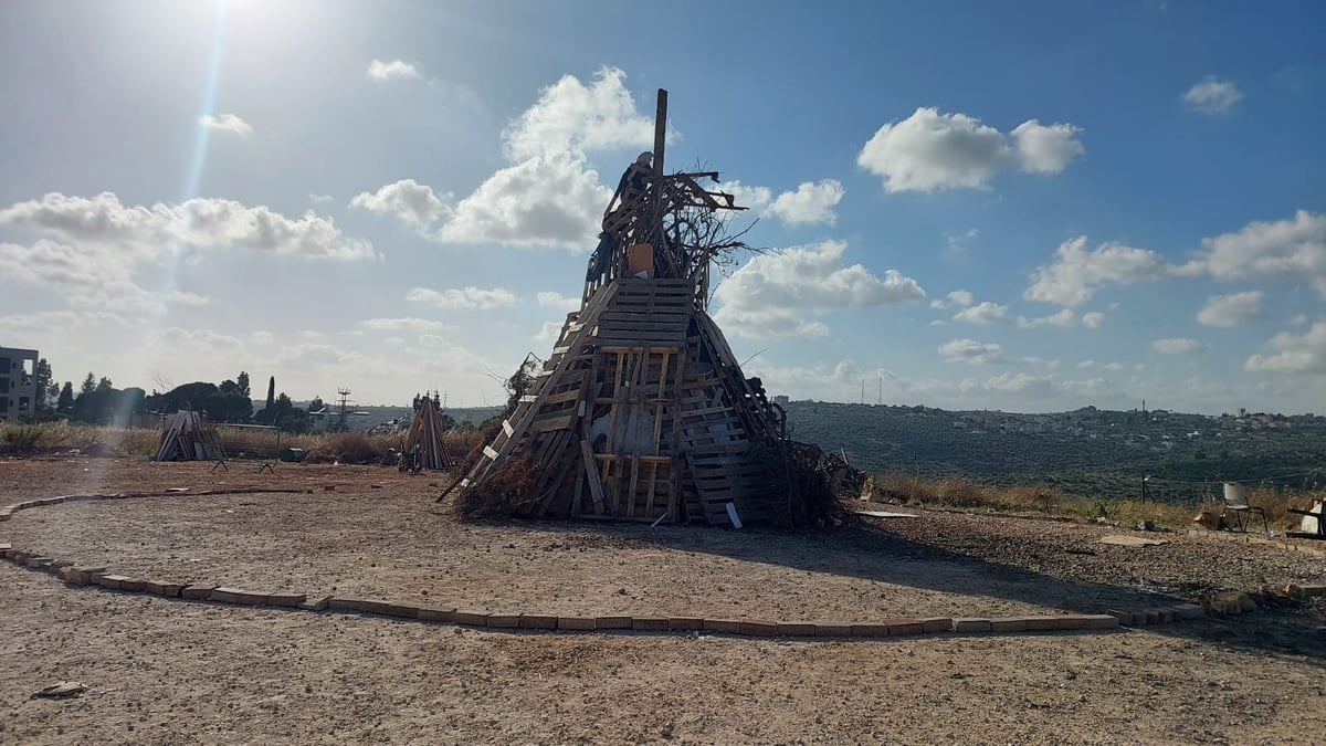 כינוס של מאות ילדים והדלקות ציבוריות; רצף מדליק של אירועי ל"ג בעומר בעמנואל